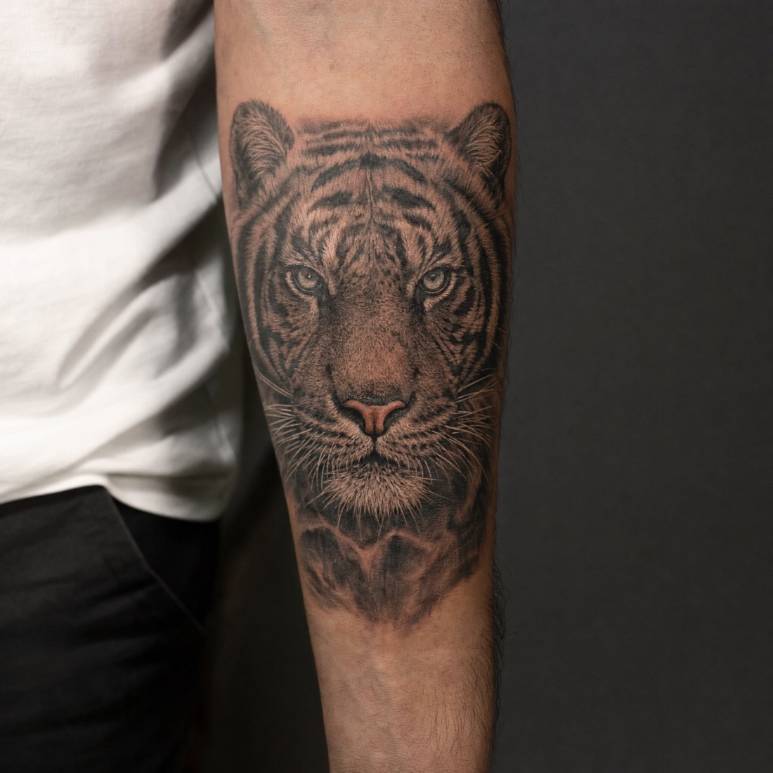 Realistischer Tiger-Tattoo am Unterarm