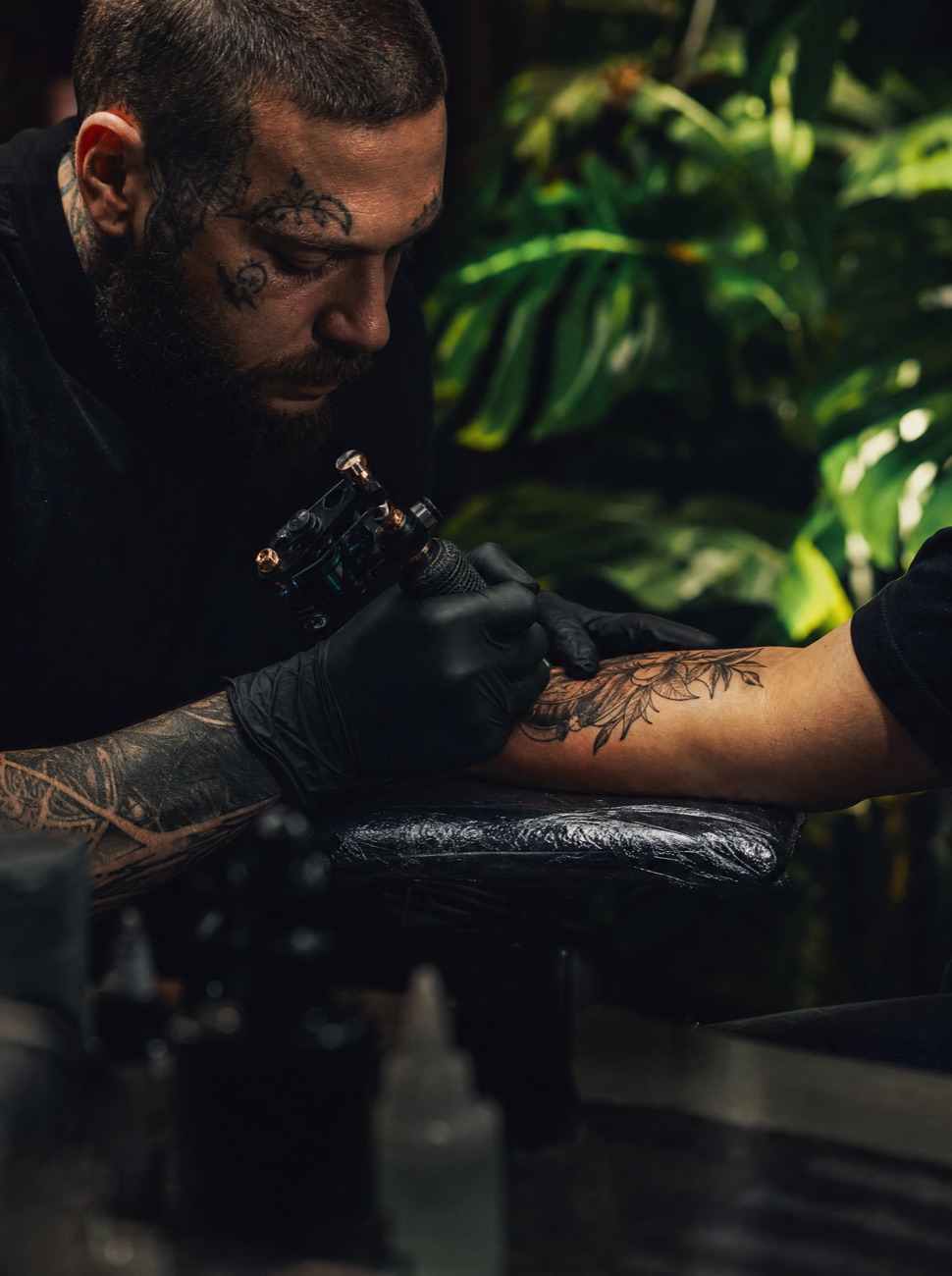 Tattoo-Artist bei der Arbeit im Jungle Ink Studio
